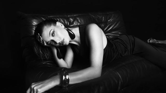 SAINT LAURENT - FALL 2023 - HAILEY BIEBER - MINI MANHATTAN смотреть онлайн