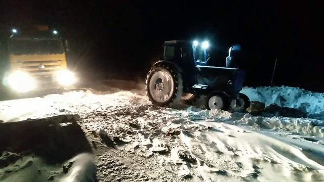 Засадил в снегу Трактор Т40М по полной, оторвали задний отвал с корнем!! смотреть онлайн