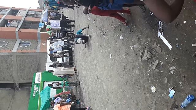 Kenyan footballer showing his talent on road смотреть онлайн