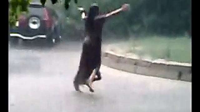 Цыганка танцует под ею же вызванным дождём!!) смотреть онлайн