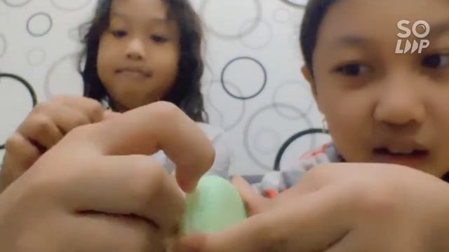 Eating Macaron!😆 | Review Our Green & Pink Macaron!!! ~ Luvina & Helena Aristi Family