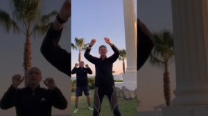 Весёлая китайская зарядка ,на берегу моря.         #зарядка