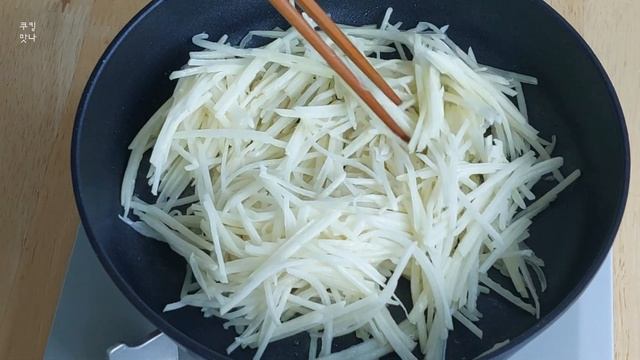 감자 1개 있으면 10분이면 완성되는 쉽고 빠른 요리! 맛있는 감자 소세지 꼬치! смотреть онлайн