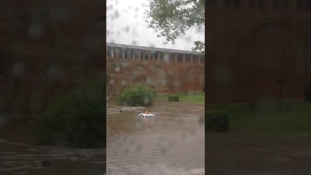 Смоленск ливень!Машины плавуют на улице смотреть онлайн