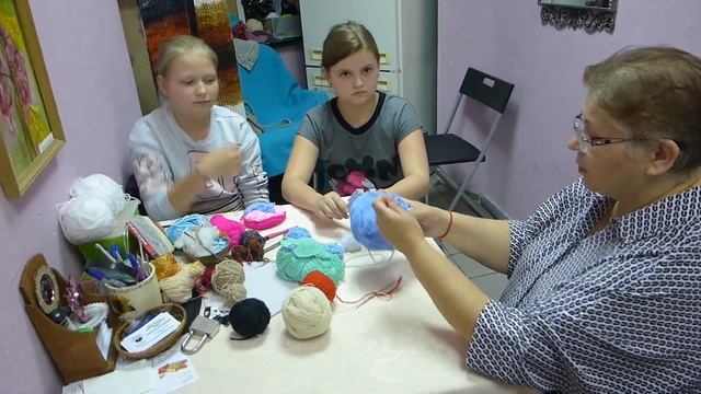 Учимся вязать помпончики смотреть онлайн