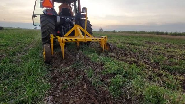 Głęboszowanie ujeżdżonego placu 3 gary kontra 3 łapy 🔥🔥🔥 Valtra A83 Quicke 240P Głębosz 3 łapy смотреть онлайн