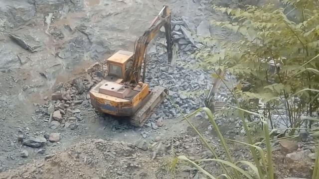kobelco yutani SK 05 hydraulic breaker and komatsu pc 60 excavator lording truck/ibbagamuwa