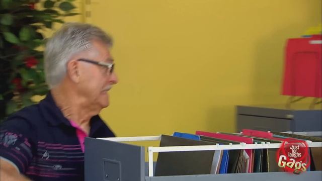 Neverending Filing Cabinet Drawer Office Prank смотреть онлайн