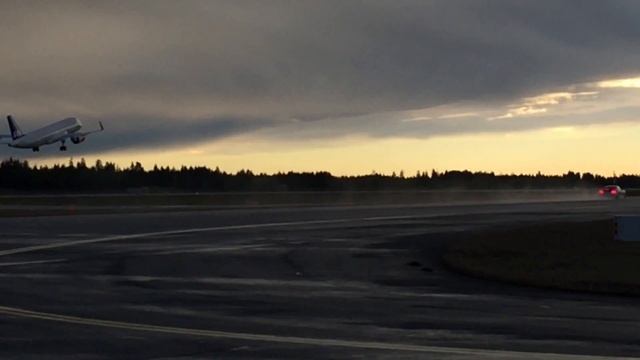 SAS Airbus 320 neo vs. Porsche 911 Carrera S смотреть онлайн