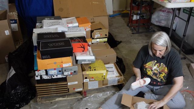 Liquidations.com Manifested Shoe Pallet Unboxing to Resell Online - Part 1 смотреть онлайн