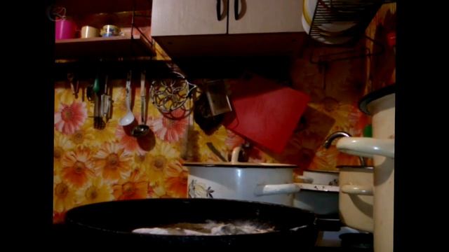 Чищу рыбу, отрезаю головы, жарю