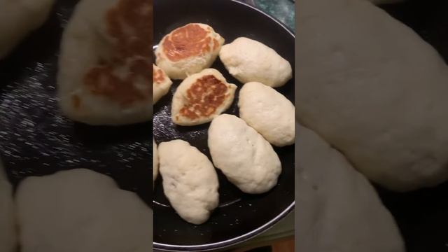 Жаренные пирожки с яблоками