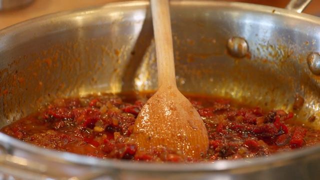 Sun dried Tomato & Bacon Jam Toast, with Arugula Feta Salad, Poached Eggs and Citrus Saffron Aioli смотреть онлайн