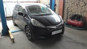 Замена натяжителя приводного ремня на Honda FIT 1,5 Хонда Фит 2009 года