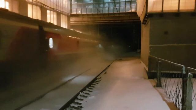 Электровоз ЭП2К-275 с пассажирским поездом на станции Алабушево смотреть онлайн