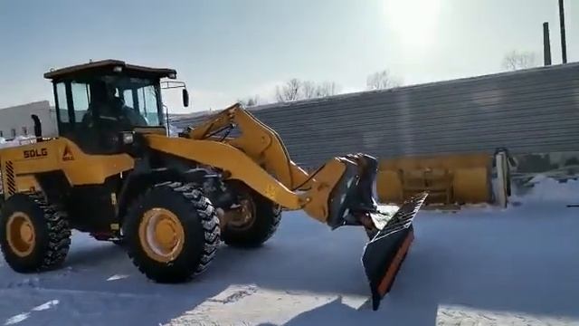 Погрузчик sdlg Lg933 со снежным отвалом(2) смотреть онлайн