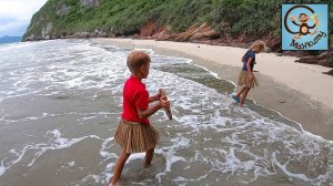 Манкиту играют в робинзонов, строят дом и плот.