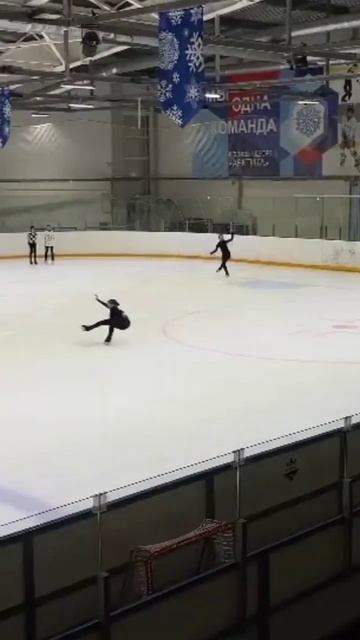 1A+1A+1A на льду, особо не знаю, что можно написать.. #skating #фигурноекатание #профиссиональноефк смотреть онлайн