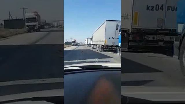 Граница  Чон-капка дорога Талас-Тараз пробка на границе.