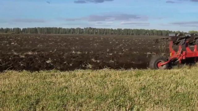 Трактор пашет поле смотреть онлайн