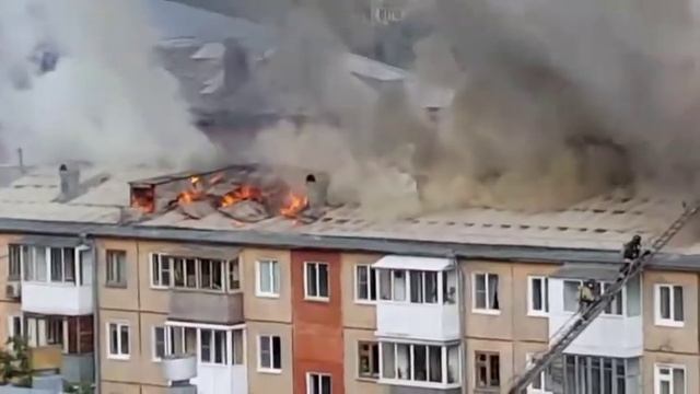 Жилой многоэтажный дом загорелся в Кемерове смотреть онлайн