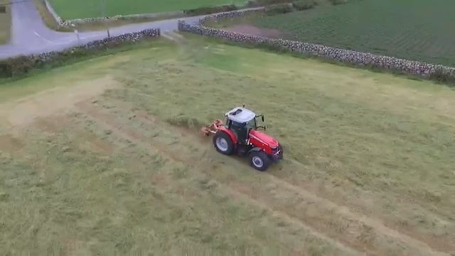 TEDDING GRASS WITH A MASSEY FERGUSON 7718 S смотреть онлайн