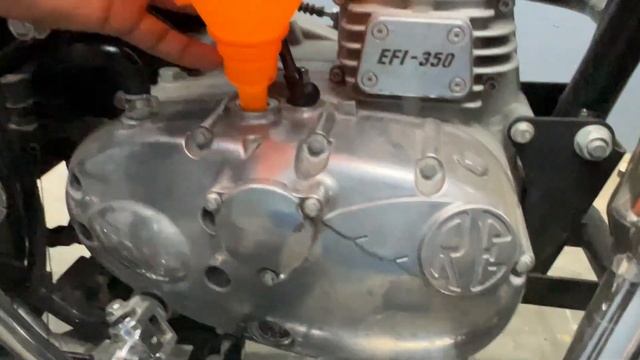 Royal Enfield Engine Oil Change Interval, Engine Flush & Myth on Engine Oil смотреть онлайн
