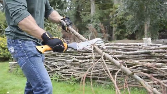 How to cut branches with Fiskars Brush Hook XA3 смотреть онлайн