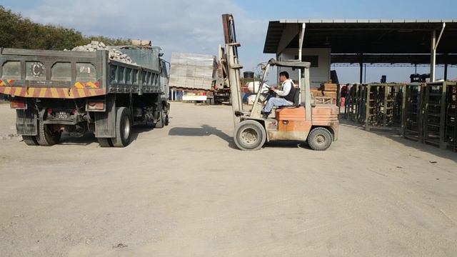 Nissan UD 6 tyre isi batu bata 8 pallet buang dekat site #subscribefornextvideo #TQ смотреть онлайн