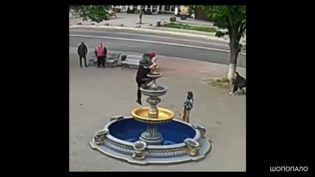 Под Киевом, женщина с ребенком упали с фонтана. смотреть онлайн