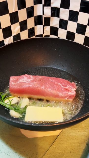 К мясу розмарин чесночок и немного сливочного масла для корочки #food #еда #subscribe #video #short