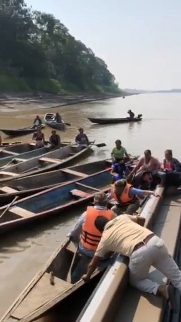 6 Weeks In Peru - Canoeing With Villagers