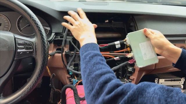 Mr12volt MOST CarPlay interface installation for BMW NBT F10 525LI1 смотреть онлайн