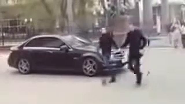 Вот так надо пугать пешеходов ) смотреть онлайн