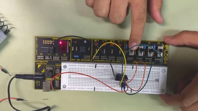 Experimento 2 - Circuitos Lógicos - XOR de 4 entradas смотреть онлайн