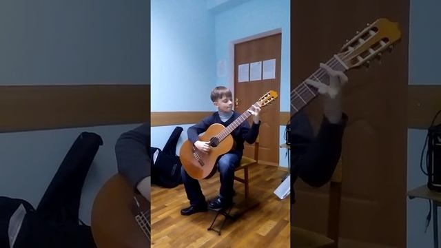 Дружбан играет на гитаре.(тихо звучит) смотреть онлайн