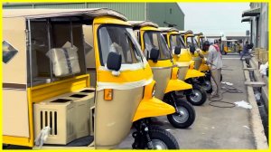 Крупное производство авторикш в Пакистане.