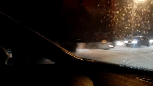 Фуры встали прямо в центре Миасса из-за снегопада. смотреть онлайн