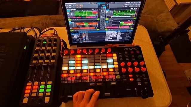 Testing my new Traktor Pro mapping GRIP2 v1.3. Part 1, stems on four decks for Akai Apc40 mk2. смотреть онлайн