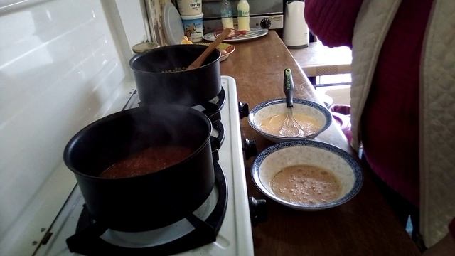 Готовим завтрак, яичница из помидор, и зеленого горошка, очень вкусно !!!