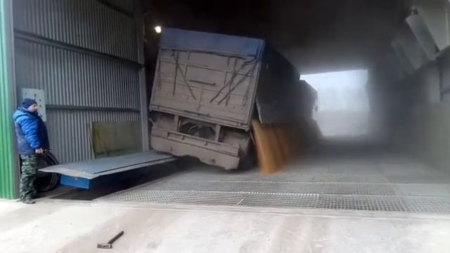 РАЗГРУЗКА ЗЕРНОВОЗА ЗА 60 СЕКУНД! смотреть онлайн