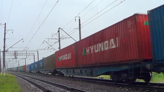 "Под проливной дождь!" Электровоз ВЛ11-497 с контейнерным поездом смотреть онлайн