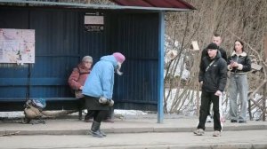 Смешной пранк / Притворился странной бабушкой с тяжелыми гантелями на улице / Реакции людей