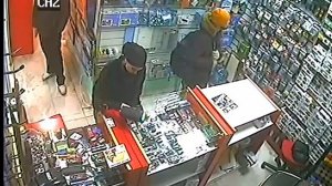 Цыганка ловко обманывает продавца