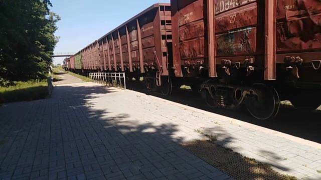 Тепловоз 2ТЭ10М-2687 С Грузовыми Вагонами Через Переезд На Ст Металлист смотреть онлайн