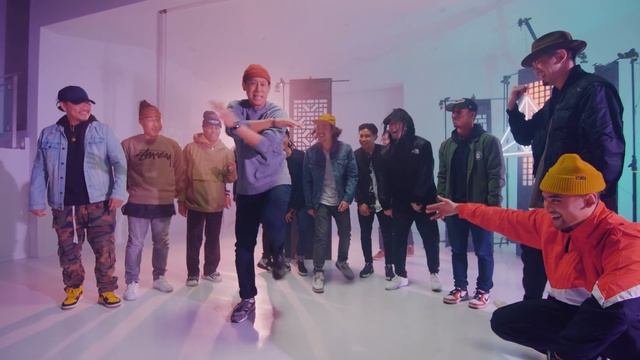 The Kinjaz: Rocket Girl Freestyle смотреть онлайн