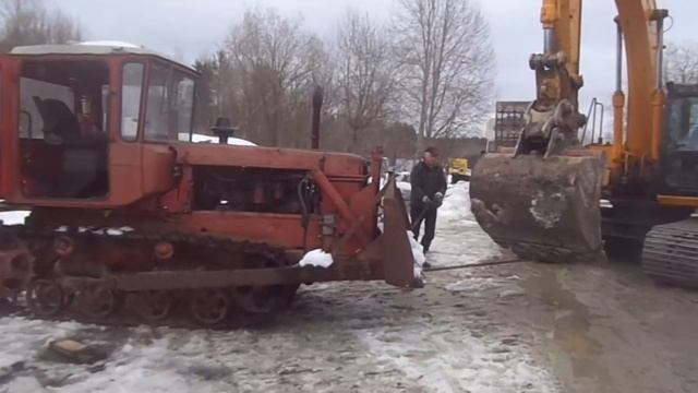 Вытащил вмерзший в землю трактор ДТ-75 !! смотреть онлайн