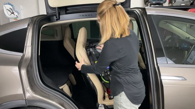 Uninstalling a Forward-Facing Britax One4Life ClickTight All-in-One from a Tesla Model X смотреть онлайн
