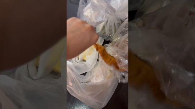 Купили много еды на рынке для местных в Таиланде