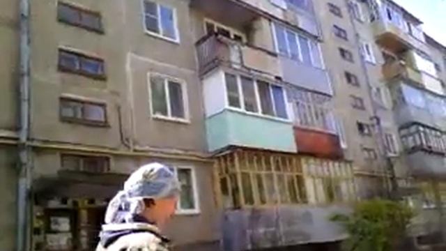 В Йошкар-Оле во дворе произошел пылевой «ураган» смотреть онлайн